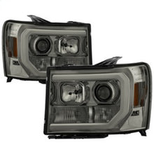 Cargar imagen en el visor de la galería, Spyder GMC Sierra 1500/2500/3500 07-13 V2 Projector Headlights - Smoke PRO-YD-GS07V2-LBDRL-SM