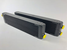 Laden Sie das Bild in den Galerie-Viewer, CSF Universal Signal-Pass Oil Cooler (RSR Style) - M22 x 1.5 - 24in L x 5.75in H x 2.16in W