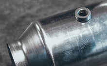 Laden Sie das Bild in den Galerie-Viewer, Magnaflow 2.25in CARB Compliant Universal Catalytic Converter