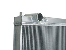 Carica l&#39;immagine nel visualizzatore di Gallery, aFe BladeRunner Street Series Radiator 03-07 ford Diesel Trucks V8 6.0L