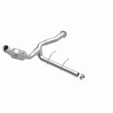 Laden Sie das Bild in den Galerie-Viewer, MagnaFlow 11-14 Ford F-150 5.0L Direct Fit CARB Compliant Left Catalytic Converter